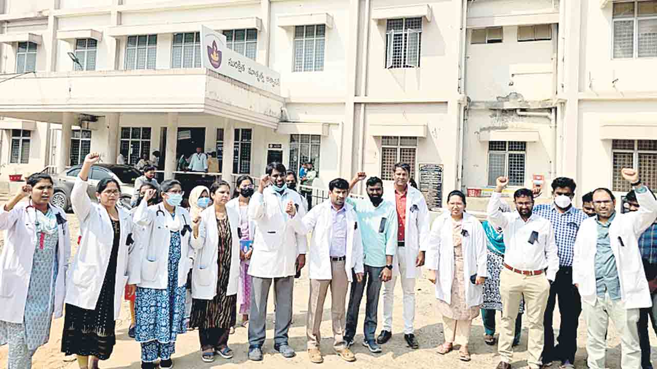 సస్పెన్షన్‌ను ఖండిస్తూ వైద్యుల నిరసన