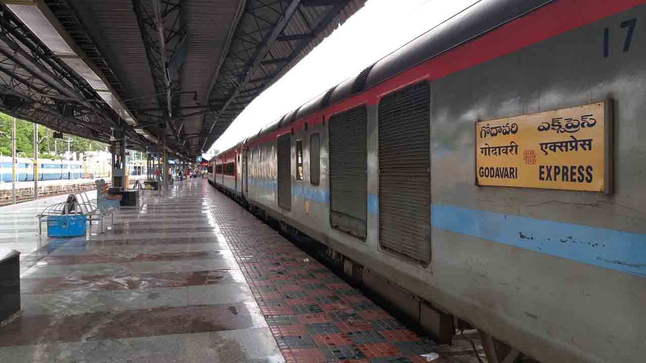 Super Fast Express | తెలుగు రాష్ట్రాల మధ్య ఈ రైలుకు 50 ఏళ్లు .. సంబురాలు జరిపిన రైల్వే సిబ్బంది