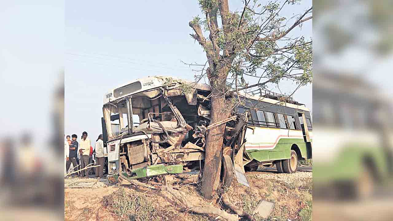 చెట్టును ఢీకొట్టిన ఆర్టీసీ బస్సు