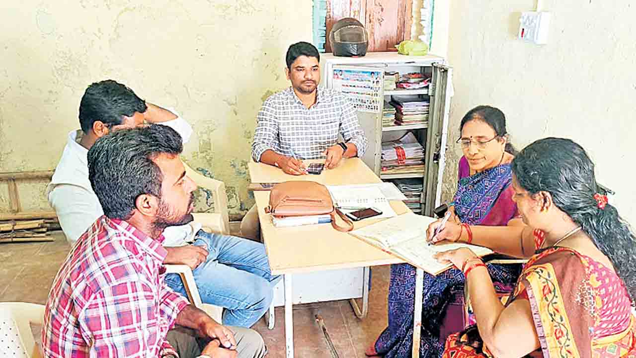 ప్రత్యేకాధికారుల బాధ్యతల స్వీకారం