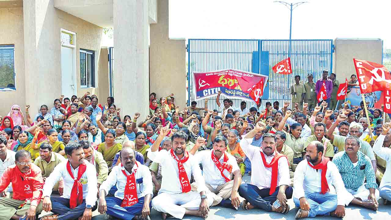 5 నెలలుగా జీతాల్లేవ్‌.. బతికేదెట్లా..