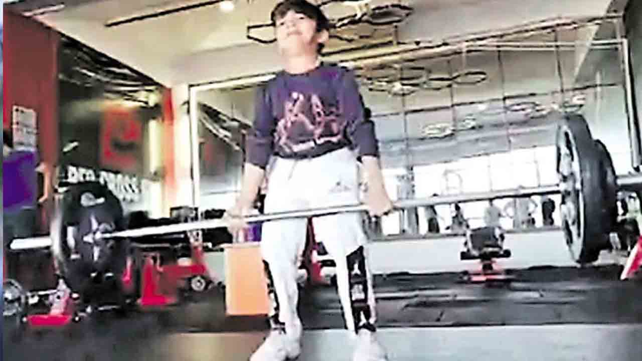 Gujarat Boy | వయసు ఆరేళ్లు.. చదివేది ఒకటో తరగతి.. శక్తికి మించిన బరువు అవలీలగా ఎత్తేస్తాడు..!