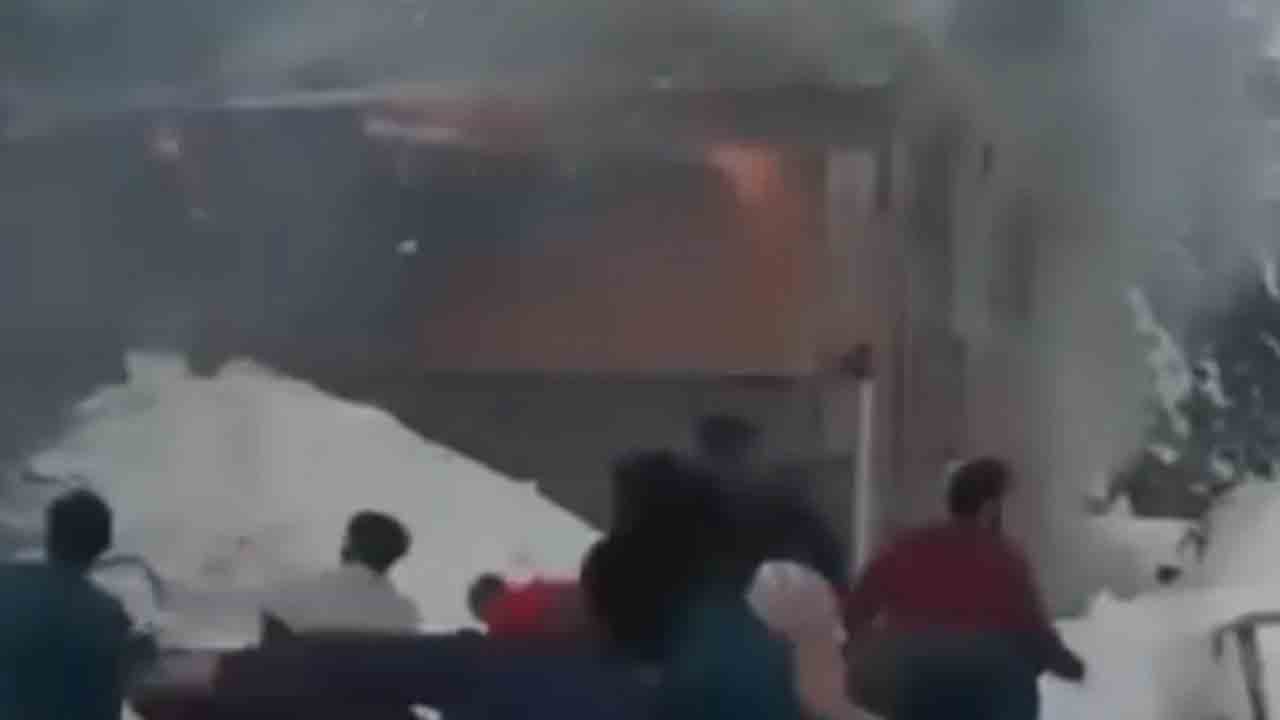 Watch: గుల్మార్గ్‌ హోటల్‌లో అగ్నిప్రమాదం.. మంచుతో మంటలు ఆర్పేందుకు స్థానికులు యత్నం