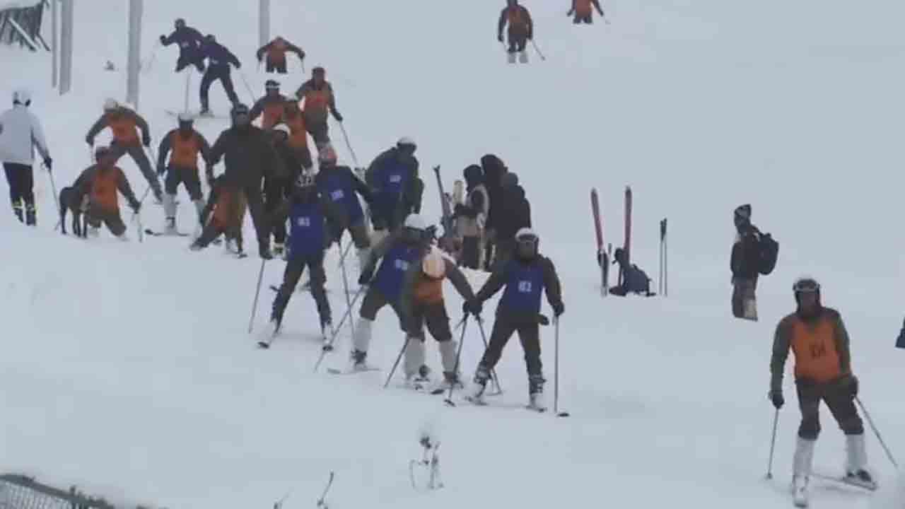 Gulmarg | గుల్మార్గ్‌లో స్కీయింగ్ చేస్తూ తెగ ఎంజాయ్‌ చేస్తున్న విదేశీ పర్యాటకులు.. వీడియో