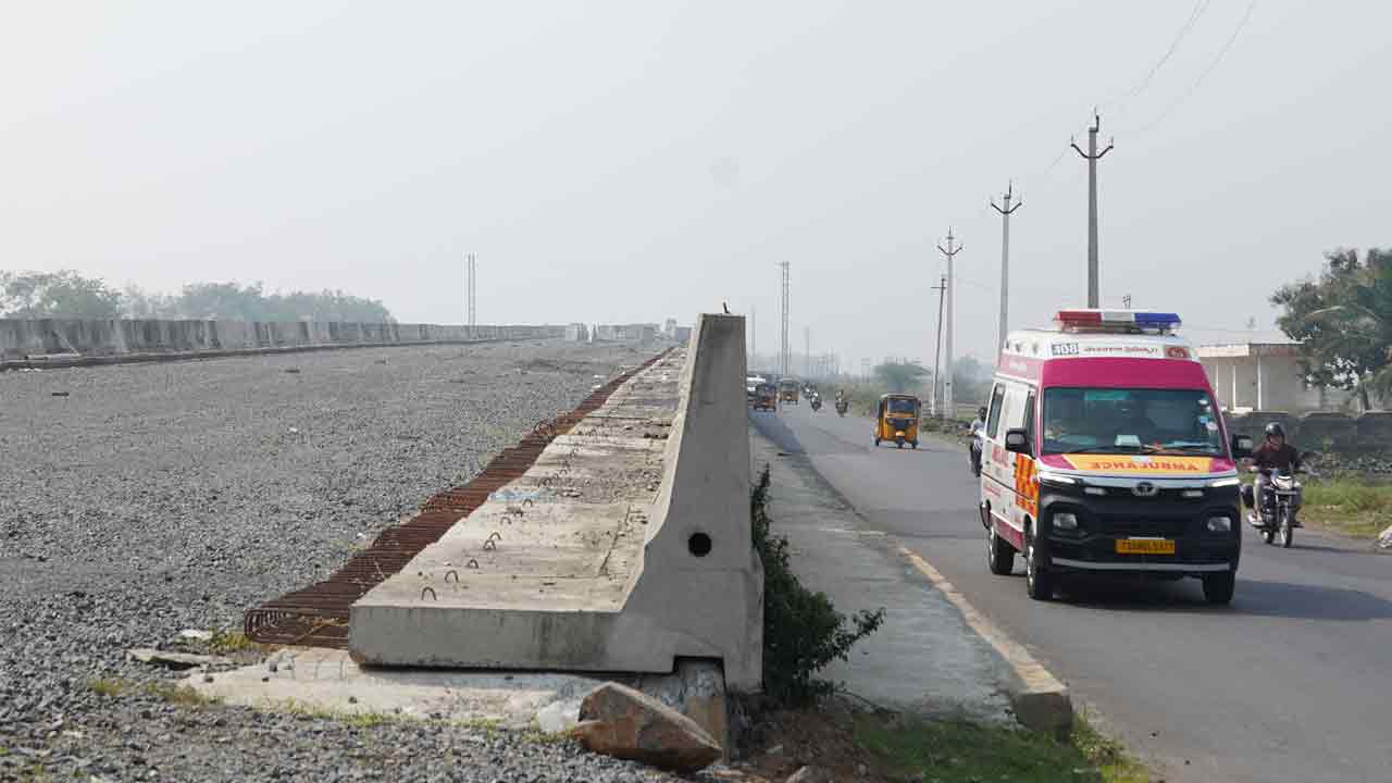 వంతెన పూర్తి కాక వెతలు