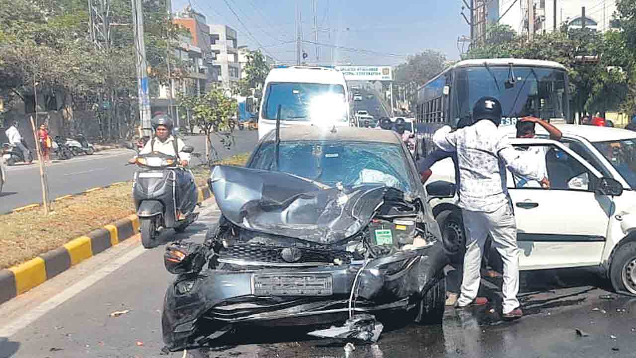 జూబ్లీహిల్స్‌లో కారు బీభత్సం