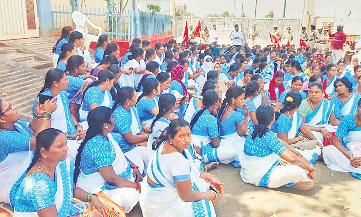 పెండింగ్‌ వేతనాలు చెల్లించాలి