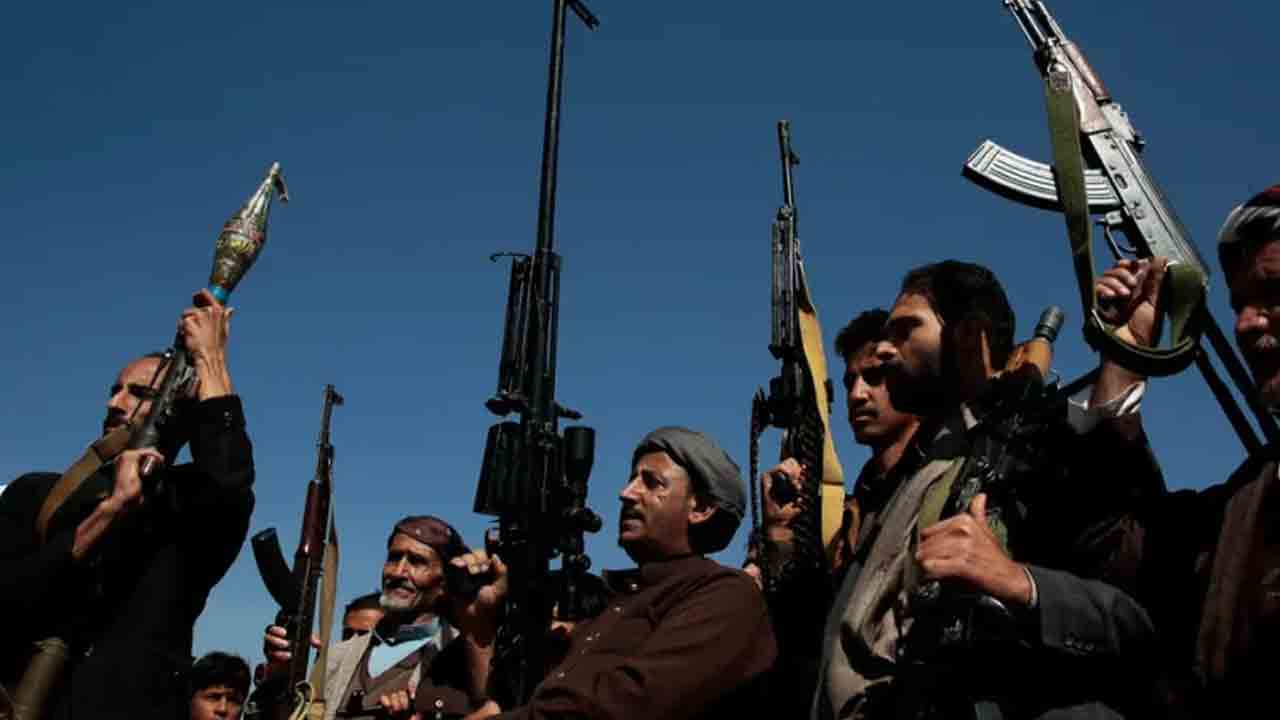 Houthis | ‘తగ్గేదే లే’ అంటున్న హౌతీలు.. ఎర్ర సముద్రంలో అమెరికా, బ్రిటన్‌ నౌకలపై దాడులు..!