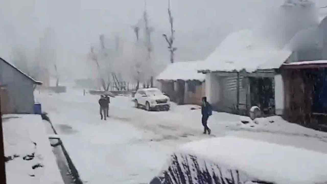 Heavy Snow | ఉత్తరాదిపై మంచు దుప్పటి.. వీడియోలు