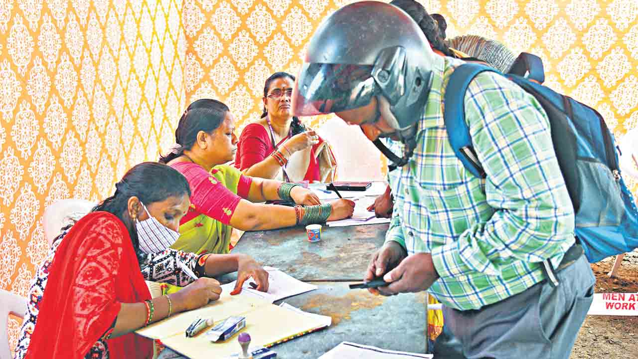 Gruha Lakshmi | మీకు టూవీలర్‌ ఉందా? ఇందిరమ్మ ఇల్లు రానట్టే.. గృహలక్ష్మి పథకానికి కాంగ్రెస్‌ సర్కారు కొర్రీలు