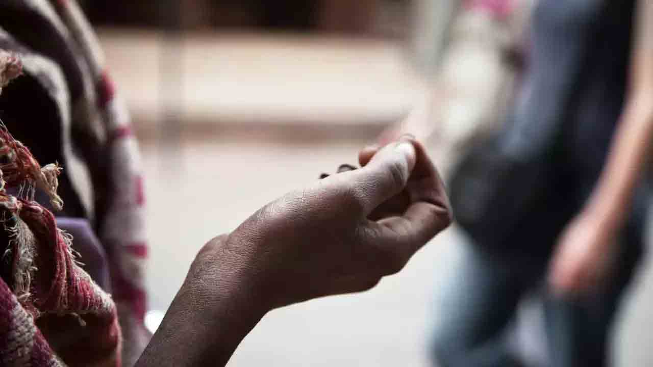 Woman Begger | చేసేది భిక్షాటన.. ఏడాదికి రూ.20 లక్షలకు పైగా సంపాదన..!