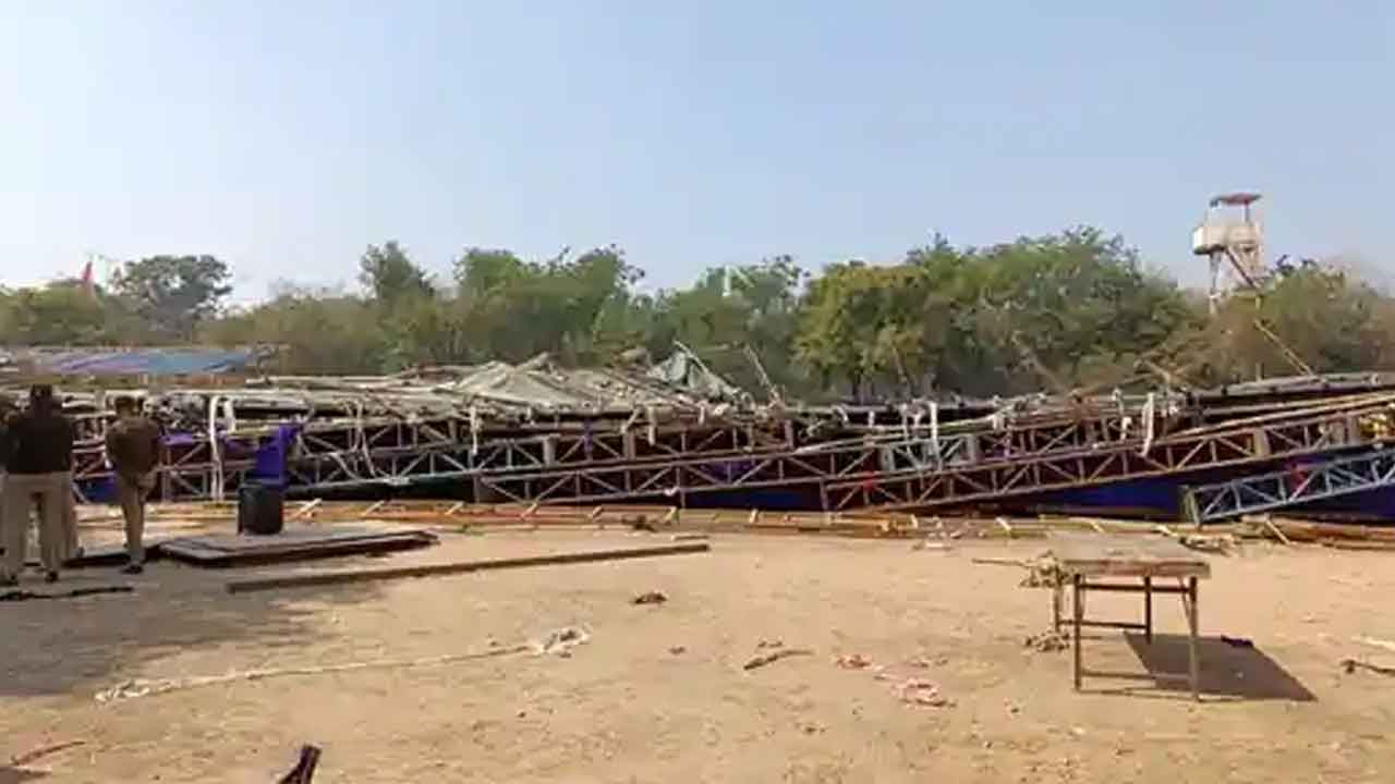 ఢిల్లీలో కూలిన తాత్కాలిక నిర్మాణం