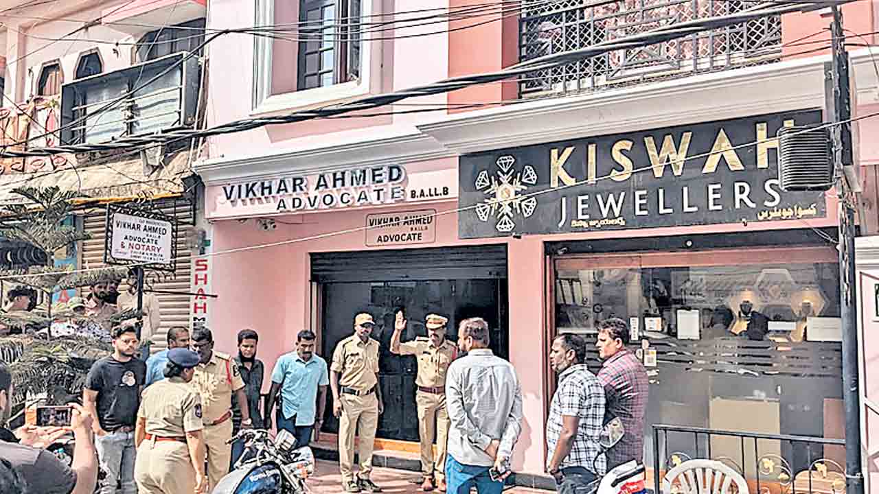 పట్టపగలే.. దోచేశారు