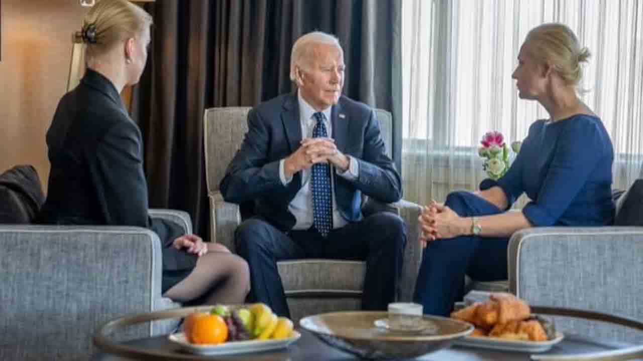 Joe Biden | నావల్నీ కుటుంబాన్ని పరామర్శించిన అమెరికా అధ్యక్షుడు జో బైడెన్‌