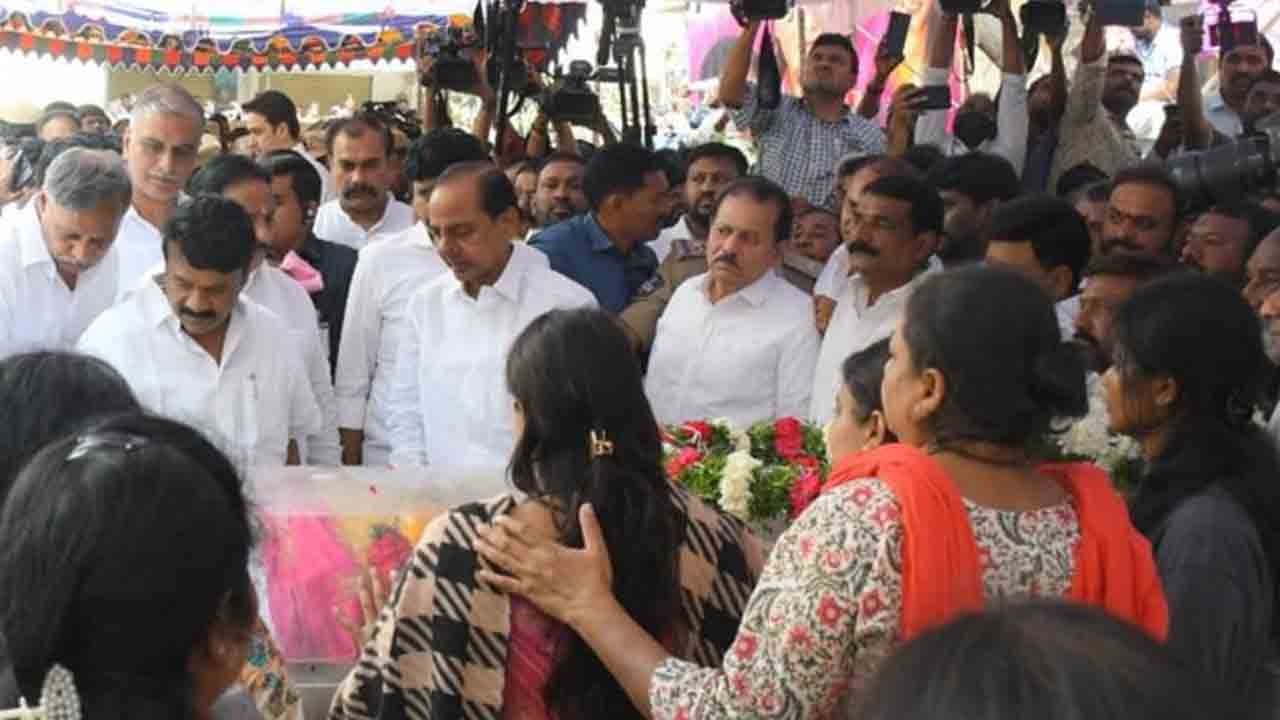 KCR | ఎమ్మెల్యే లాస్య నందిత భౌతిక కాయానికి బీఆర్‌ఎస్‌ అధినేత కేసీఆర్‌ నివాళులు