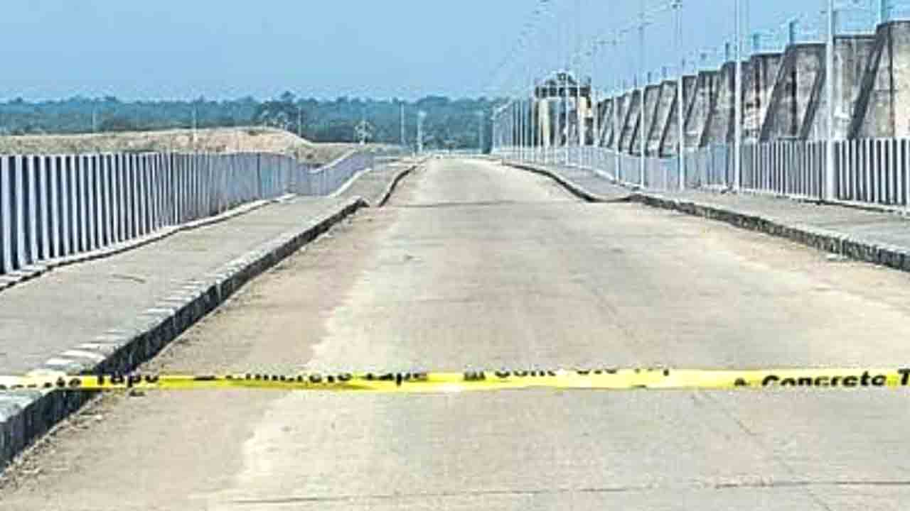 ‘కాళేశ్వరం’ ఈఎన్సీకి నోటీసు