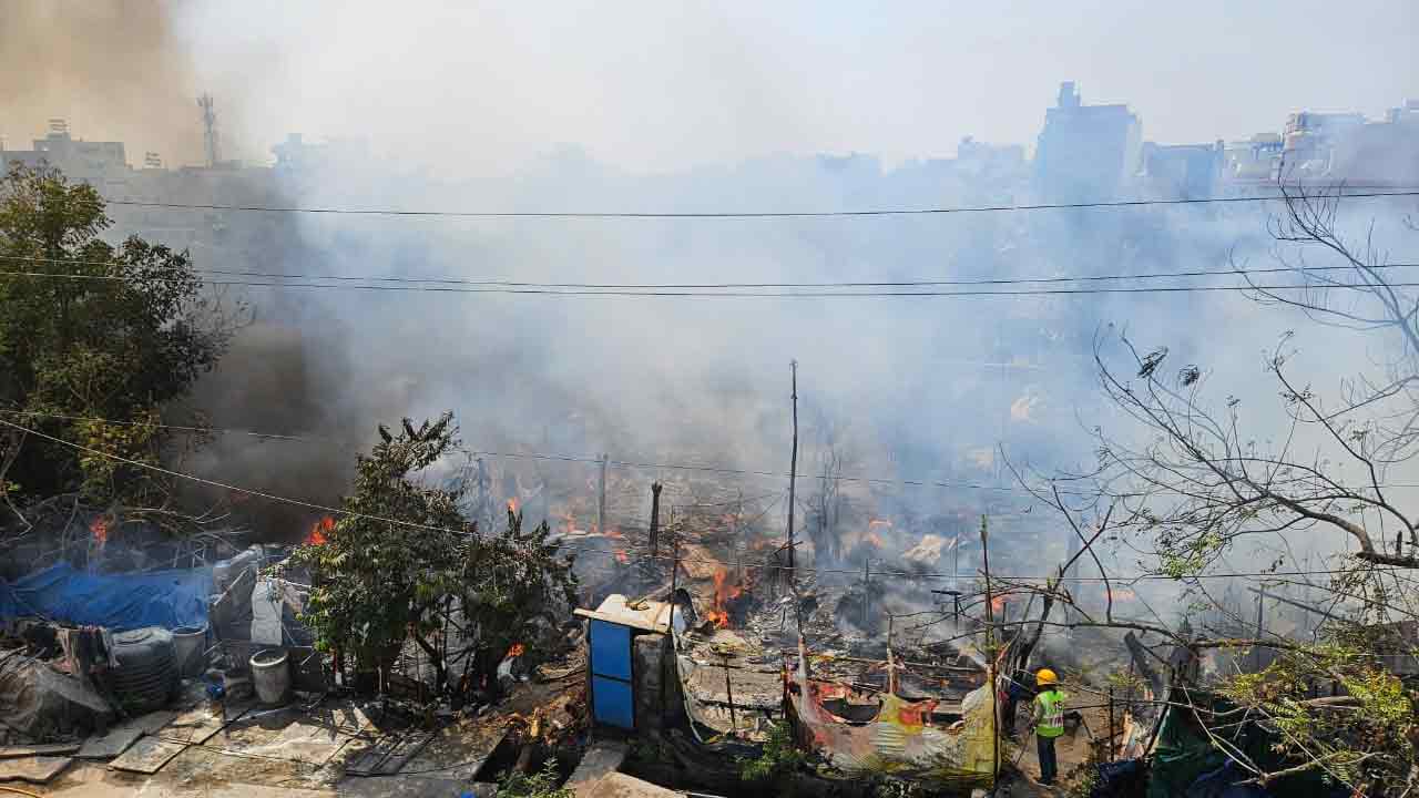 Karimnagar | కరీంనగర్‌లోని సుభాష్‌నగర్‌లో భారీ అగ్నిప్రమాదం.. పేలిన 5 గ్యాస్‌ సిలిండర్లు