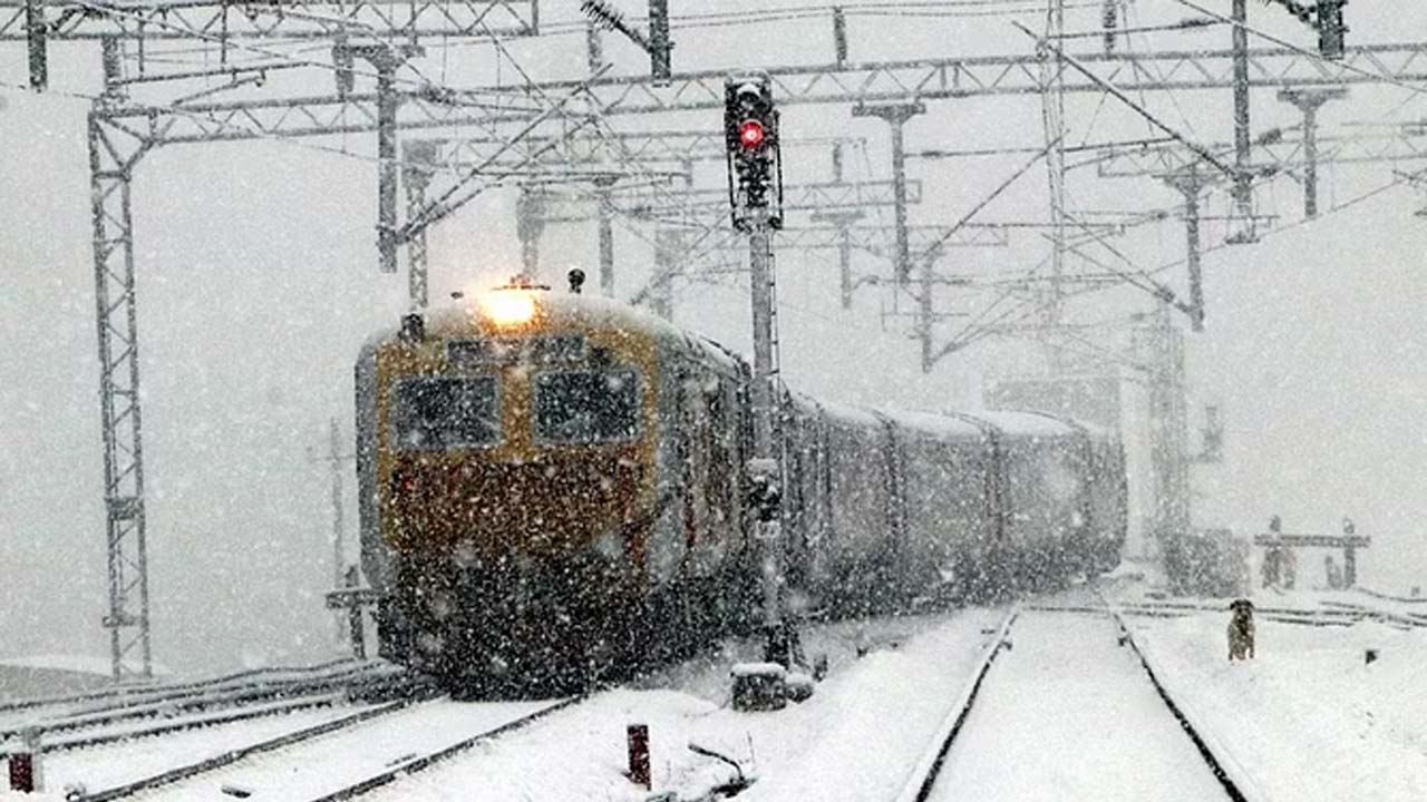 Electric Train | మంచును చీల్చుకు వెళ్తూ.. భూలోక స్వర్గం కశ్మీర్‌లో తొలి ఎలక్ట్రిక్‌ రైలు పరుగులు..!