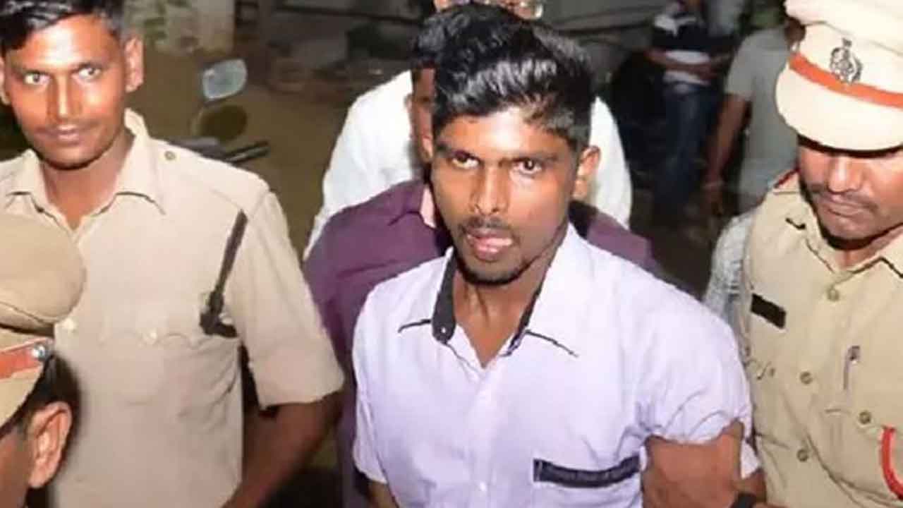 కోడి కత్తి కేసు నిందితుడు శ్రీనివాస్‌కు బెయిల్‌