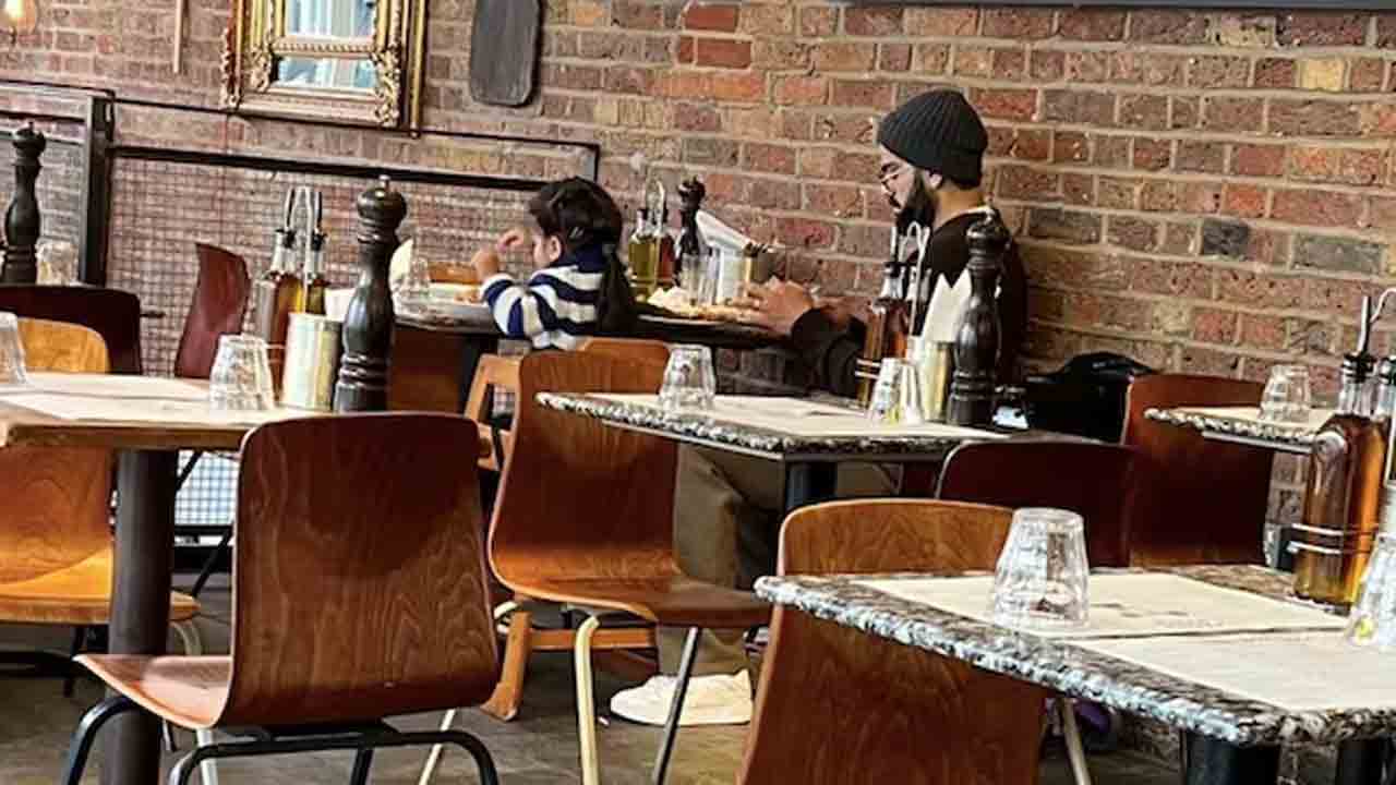 Virat Kohli | లండన్‌ కేఫ్‌లో కూతురితో కోహ్లీ.. పిక్స్‌ వైరల్‌