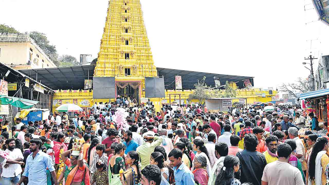 Mallanna temple | కొమురవెల్లి మల్లన్న క్షేత్రంలో భక్తుల సందడి