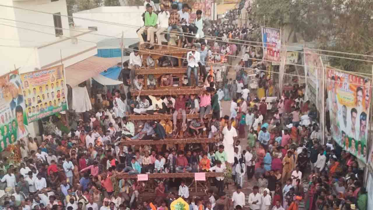 శోభాయమానం.. శకటోత్సవం