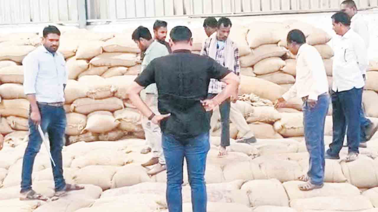 లక్ష బస్తాలు మాయం