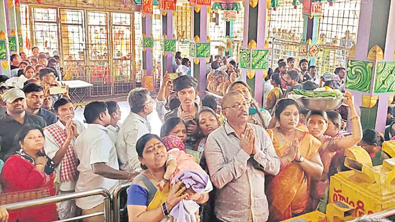 ఆలయాల్లో భక్తుల సందడి