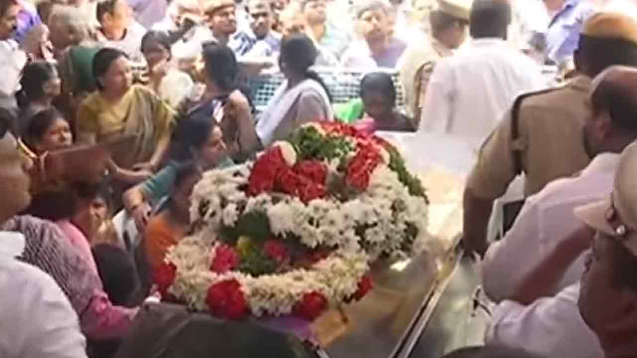 Lasya Nanditha | లాస్య నందితకు నివాళులర్పించిన బీఆర్‌ఎస్‌ నాయకులు