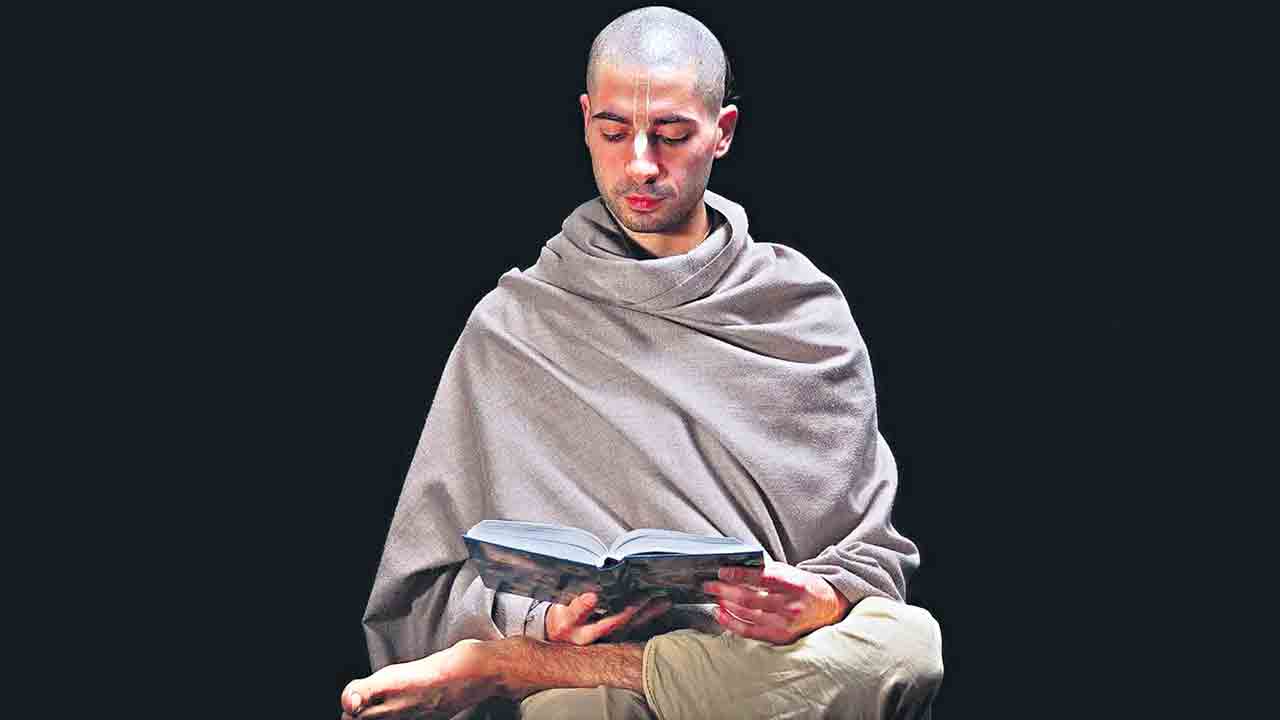 Bhagavad Gita | అది ఒకసారి చదివి వదిలేసే పుస్తకం కాదు.. నిరంతరం చదవాల్సిందే