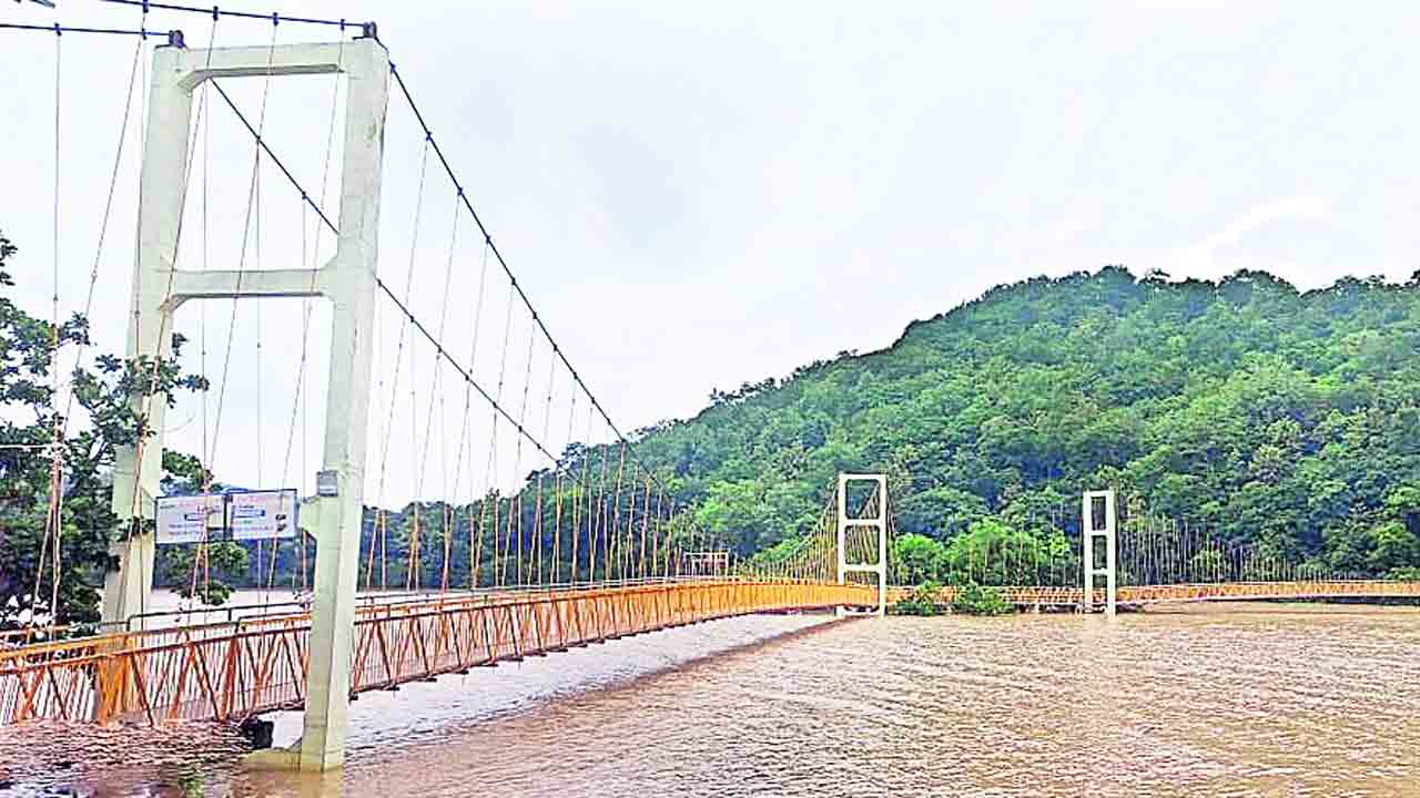 జంపన్నవాగులోకి లక్నవరం నీటి విడుదల