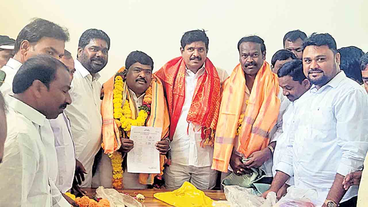 కులకచర్ల పీఏసీఎస్‌ చైర్మన్‌గా మొగులయ్య