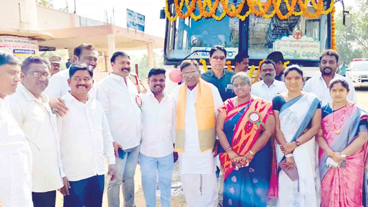 మేడారం జాతరకు బస్సులు ప్రారంభించిన ఎమ్మెల్యేలు