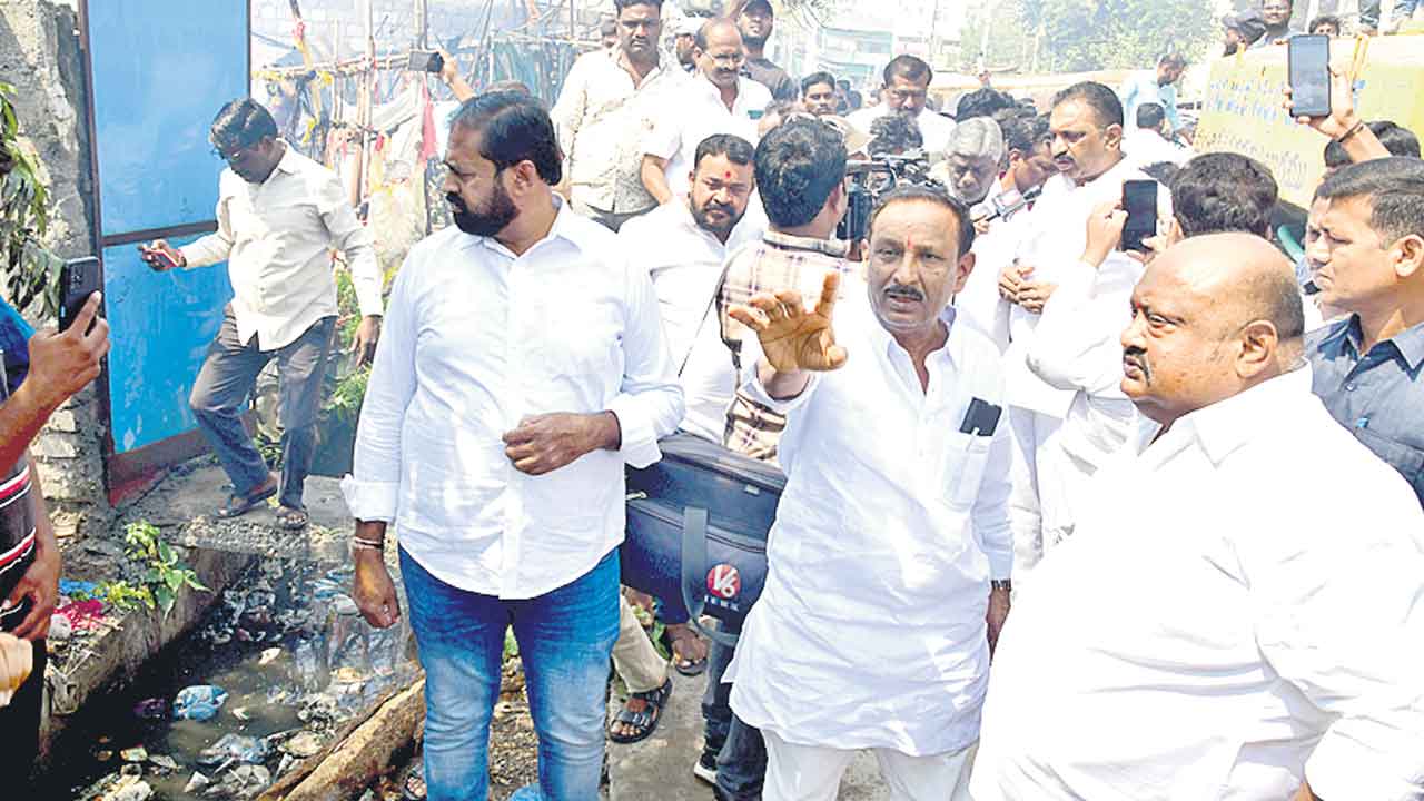 బాధితులను ఆదుకోవాలి : ఎమ్మెల్యే గంగుల కమలాకర్‌