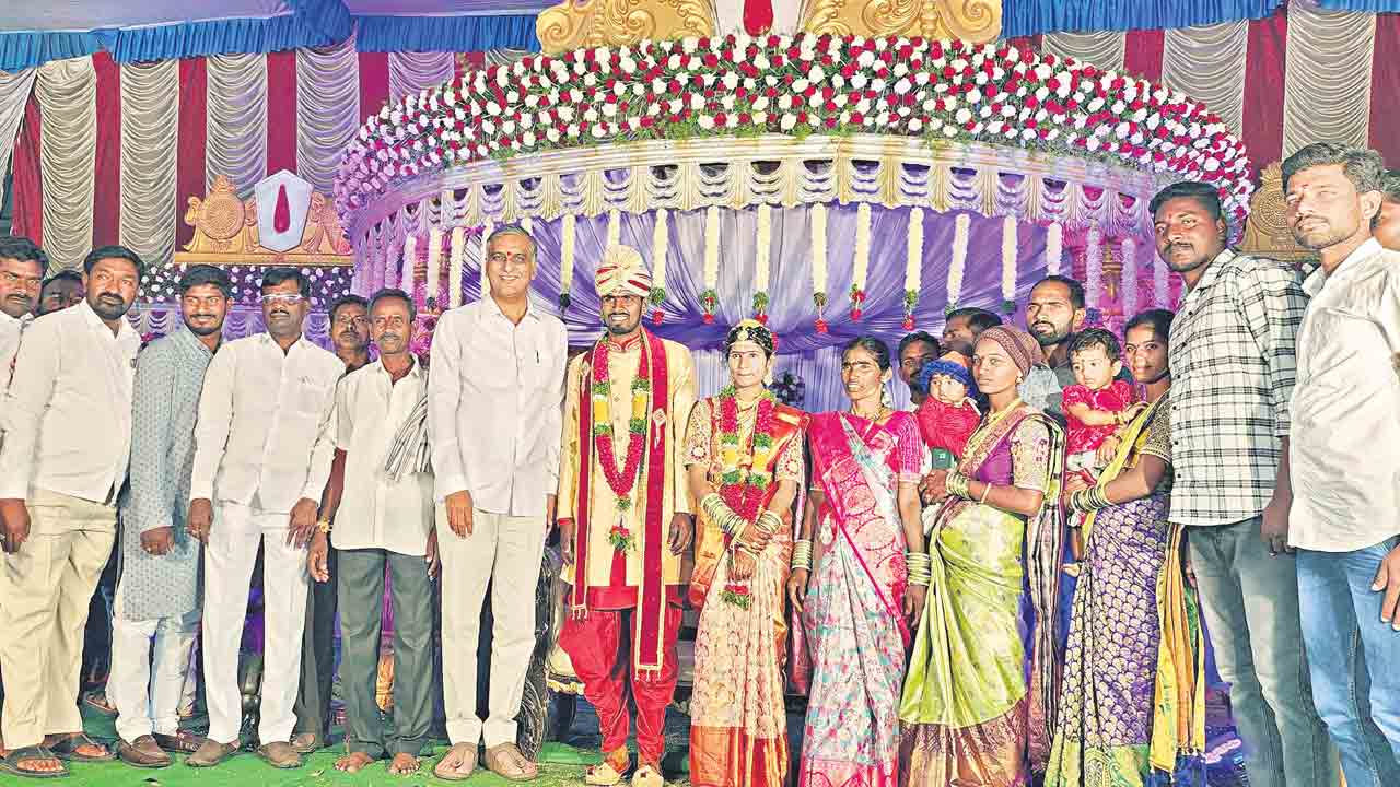 నూతన వధూవరులకు ఆశీర్వాదం