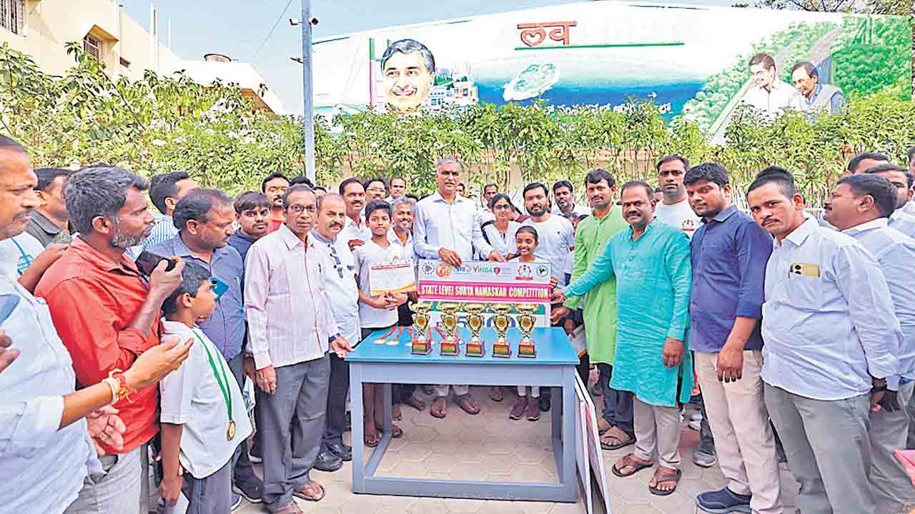 విజేతలను అభినందించిన హరీశ్‌రావు
