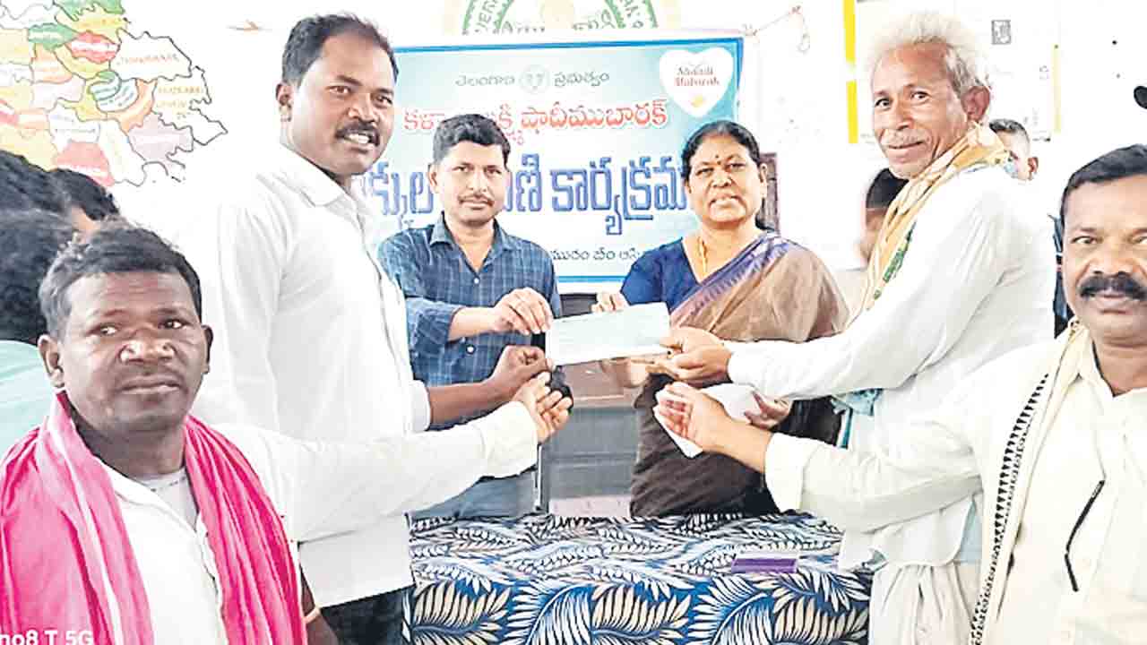 కల్యాణ లక్ష్మి చెకుల పంపిణీ