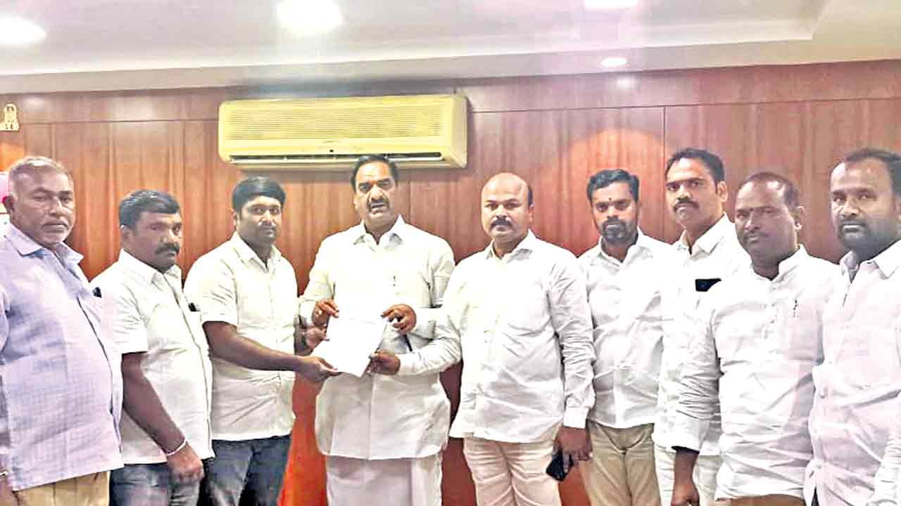 పాఠశాల నిర్మాణానికి స్థలం కేటాయించాలి