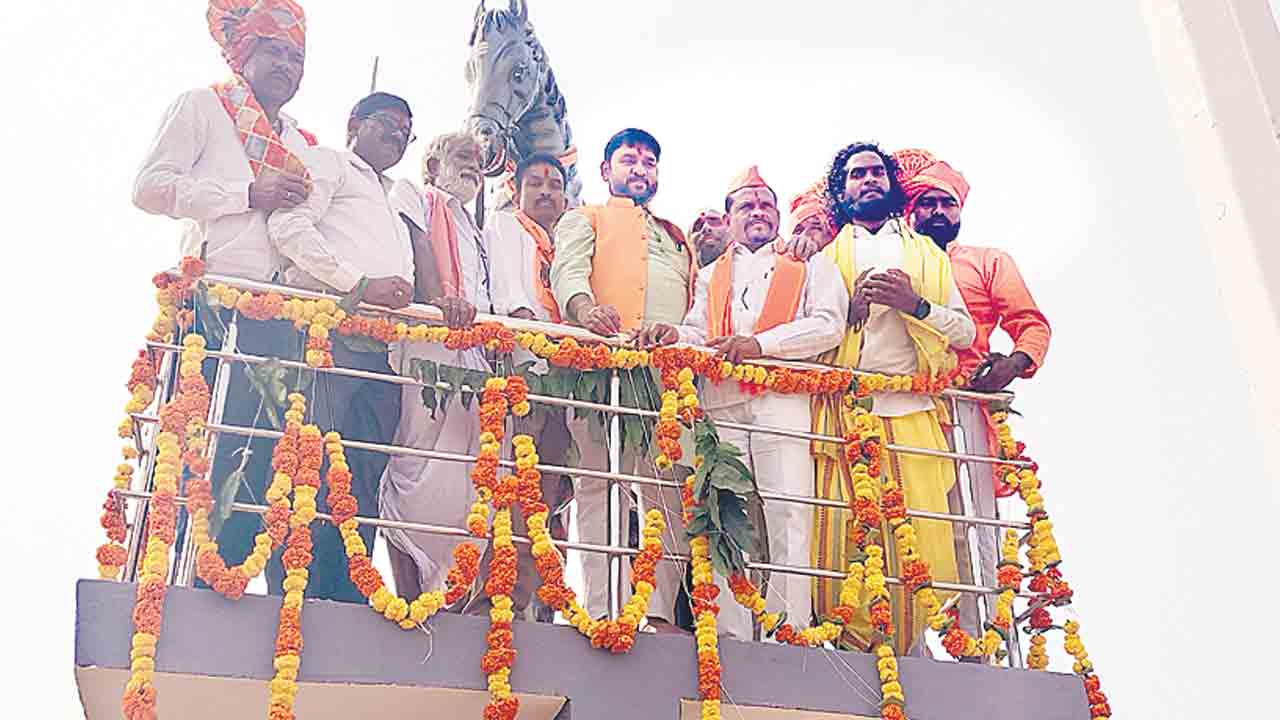 శివాజీ స్ఫూర్తితో ముందుకెళ్లాలి