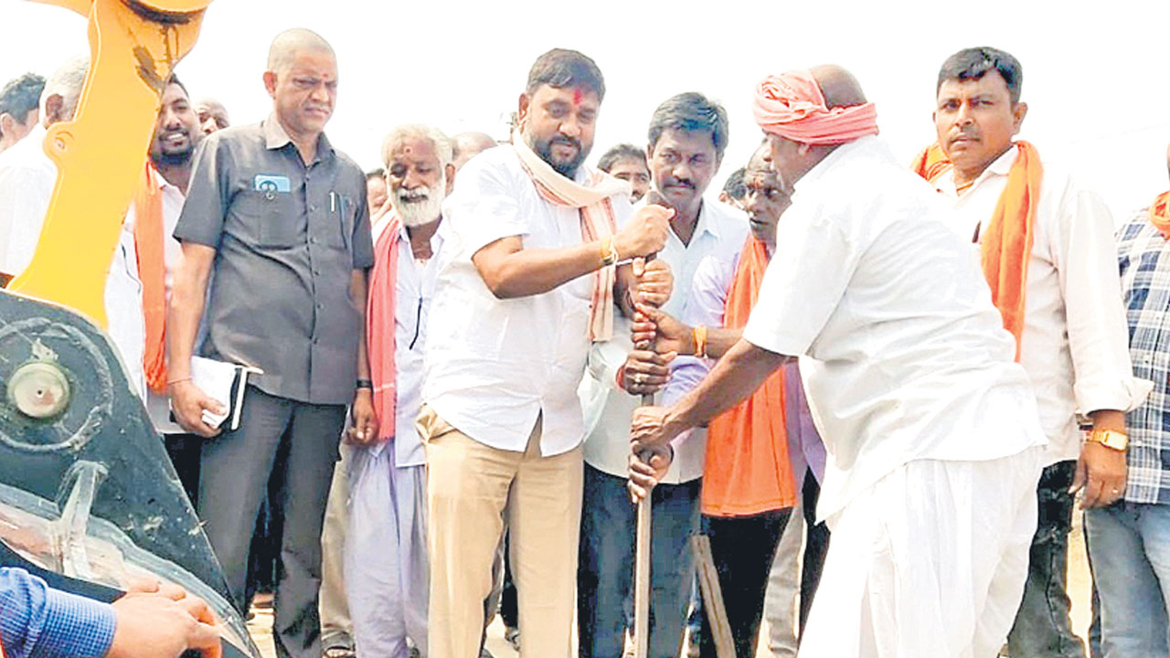 అభివృద్ధి పనులకు శంకుస్థాపన