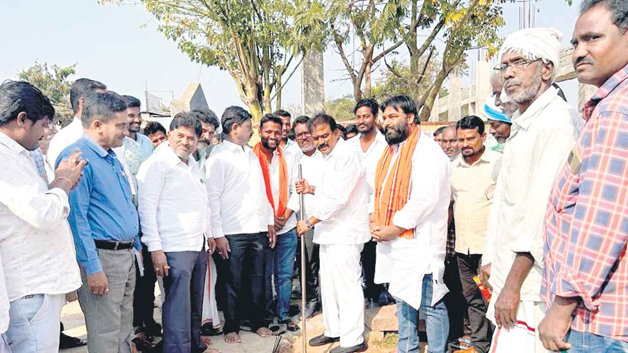 రోడ్డు పనులకు భూమి పూజ