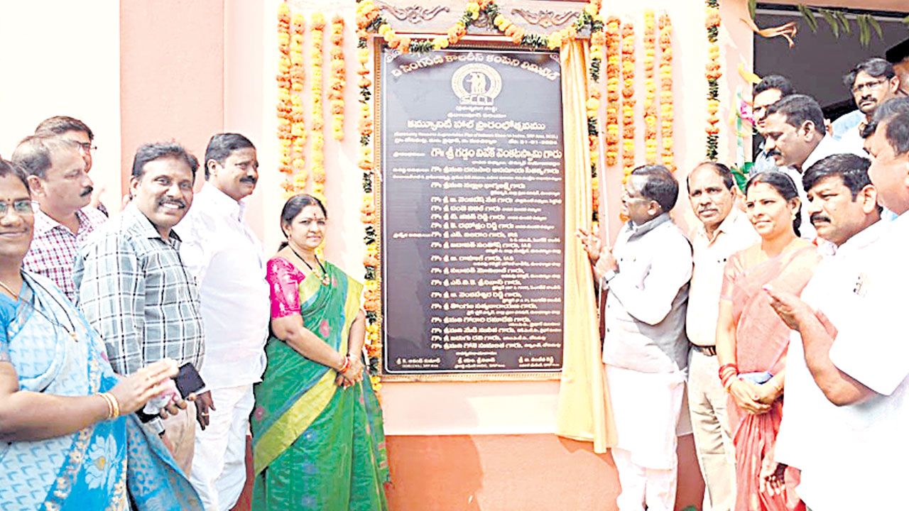 స్థానికులకు ఉపాధి అవకాశాలు కల్పించాలి