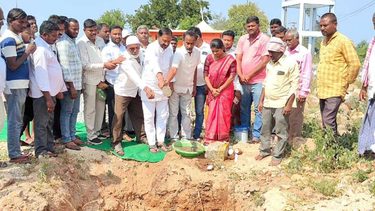 పంచాయతీలకు పక్కా భవనాలు నిర్మించిన కేసీఆర్‌ ప్రభుత్వం