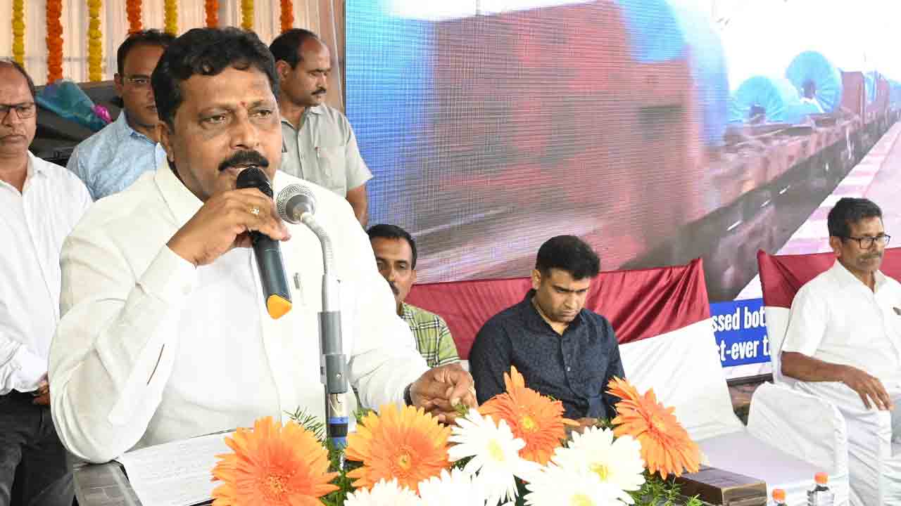 రైల్వే స్టేషన్లలో అన్ని సౌకర్యాలు కల్పించాలి