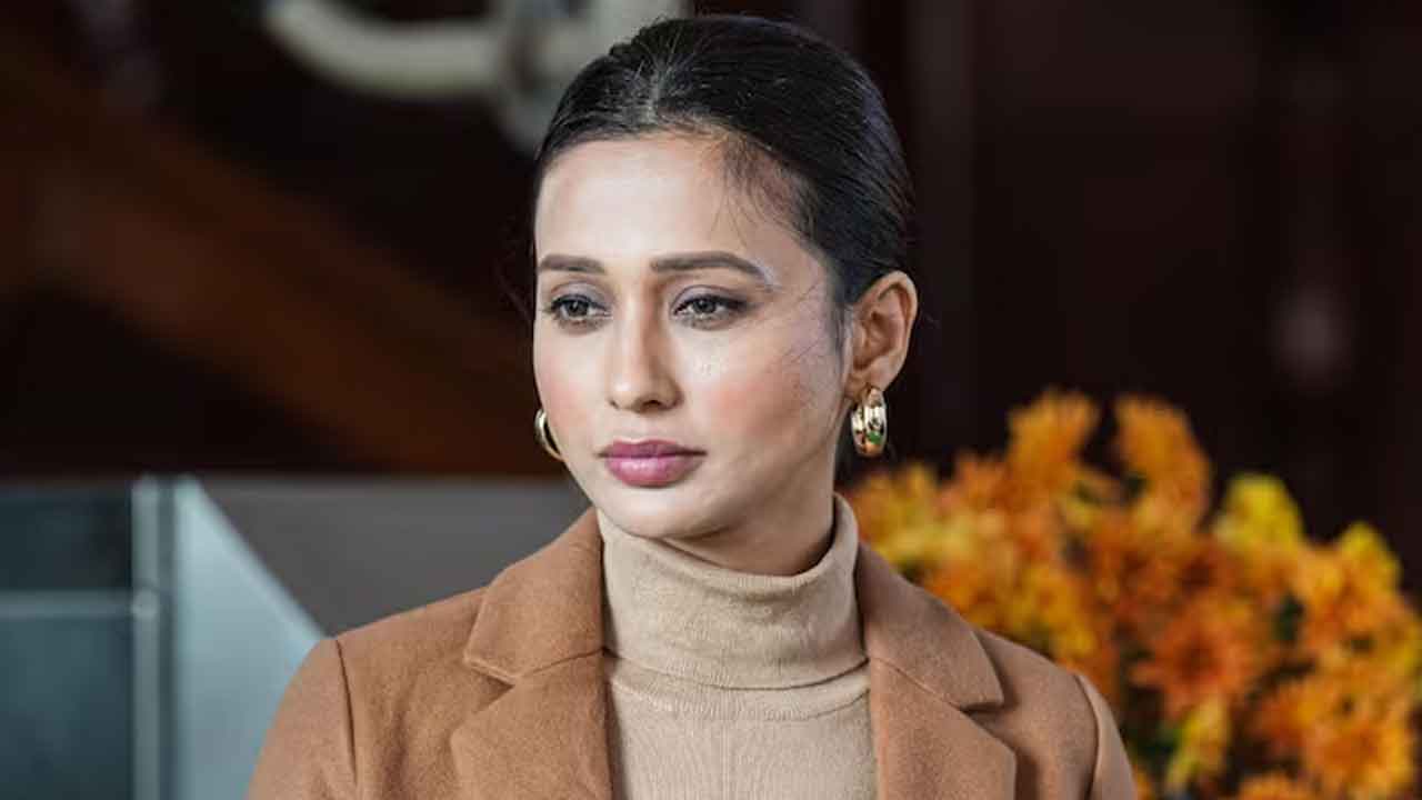 ఎంపీ పదవికి నటి మిమీ చక్రవర్తి రాజీనామా