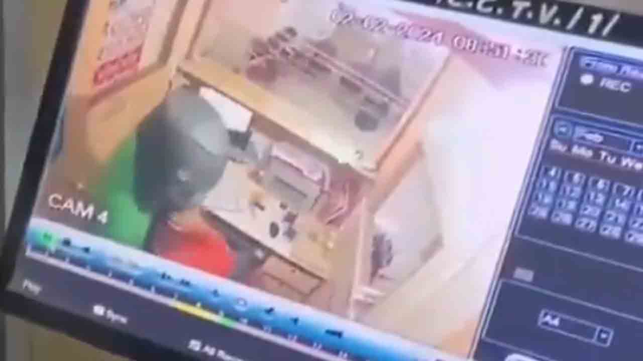 Watch | హెల్మెట్‌ ధరించిన వ్యక్తి.. బ్యాంకు క్యాషియర్‌ను కొడవలితో బెదిరించి డబ్బుతో పరార్‌