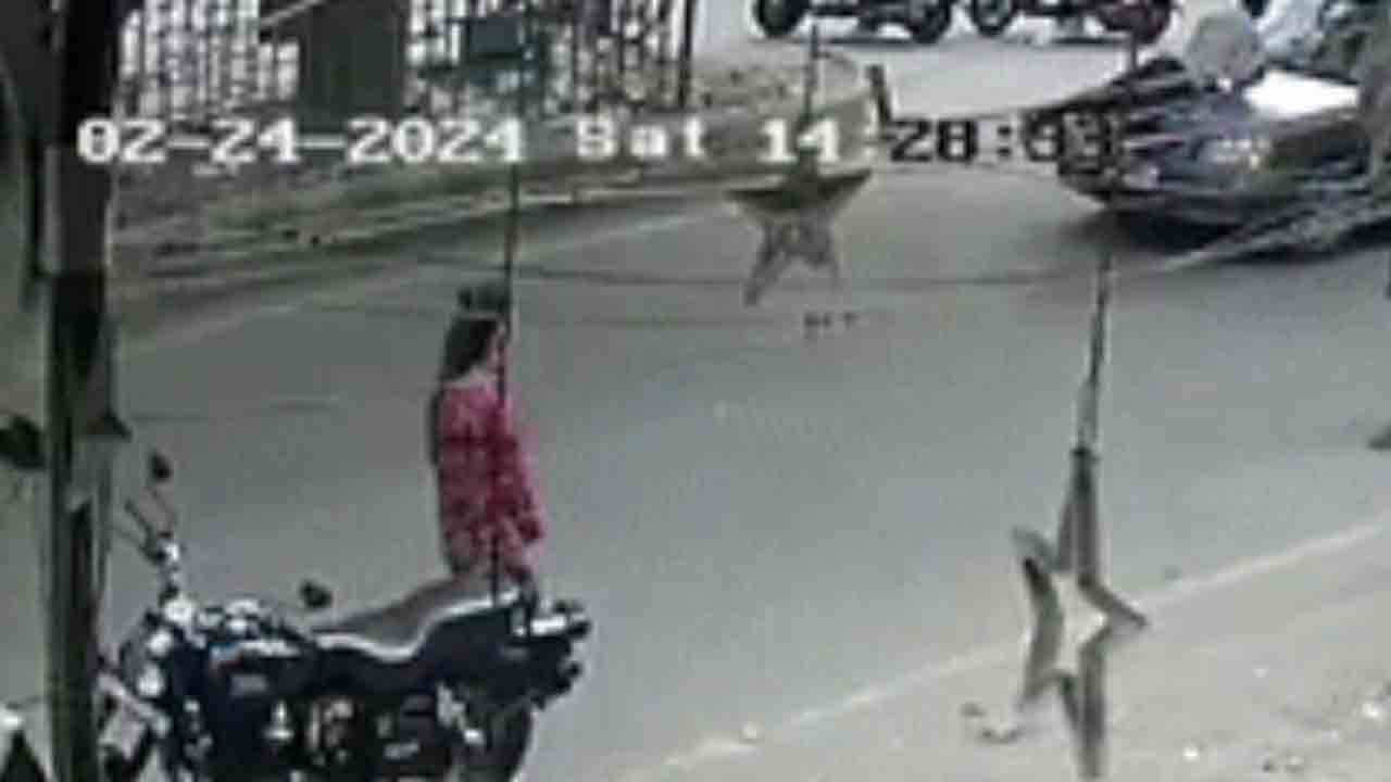 Watch: కారు బానెట్‌పై వేలాడిన వ్యక్తి.. మూడు కిలోమీటర్లు నడిపిన డ్రైవర్‌