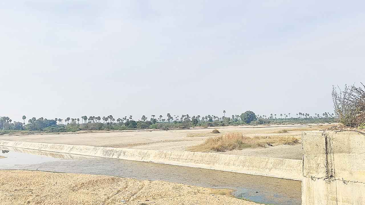 చెక్‌డ్యాంలు వెలవెల