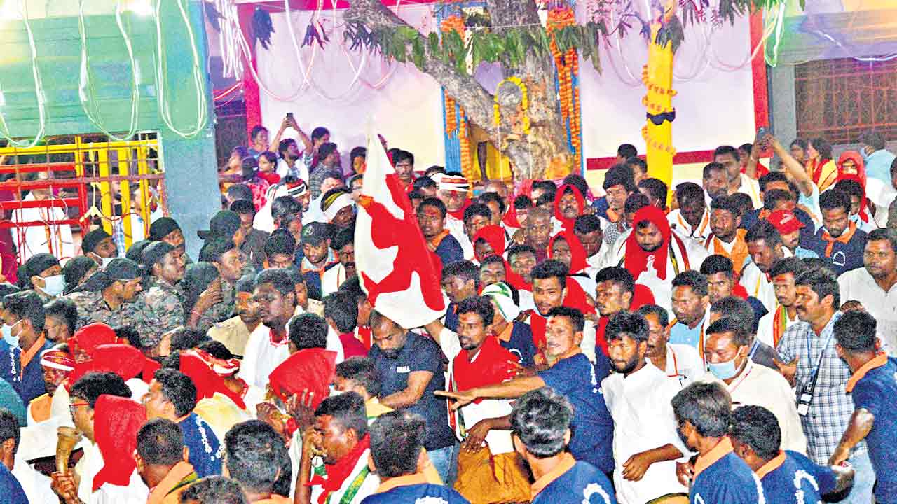 Medaram Jathara | కదిలొచ్చిన కన్నెపల్లి కల్పవల్లి.. సారలమ్మకు స్వాగతం పలికిన పగిడిద్దరాజు, గోవిందరాజు