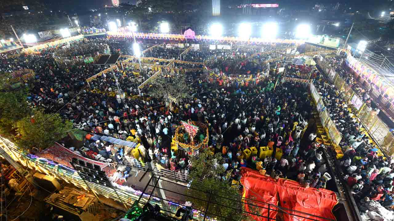 Medaram Jathara | గద్దెపై కొలువుదీరిన సమ్మక్క తల్లి.. ఆదివాసీ జాతరలో కీలక ఘట్టం ఆవిష్కృతం